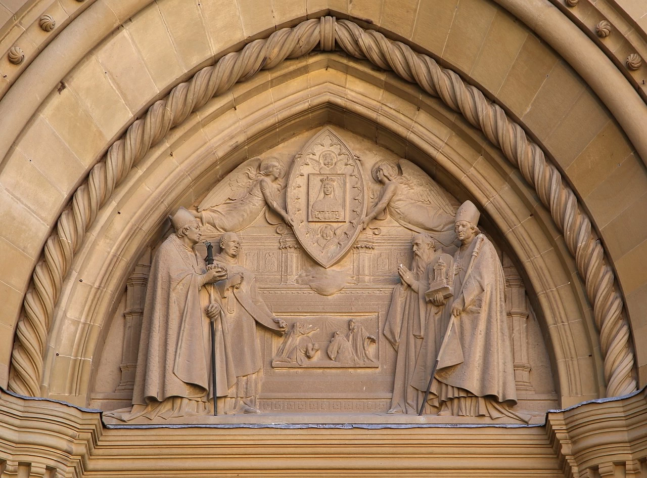 Duomo di Arezzo, esterno, facciata del 1900 - Madonna del conforto in gloria tra alcuni vescovi di Arezzo e un monaco camaldolese
